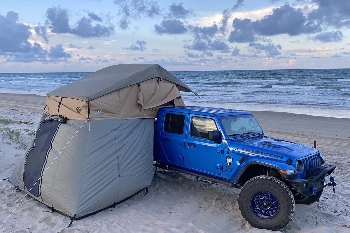 Tuff Stuff Elite rooftop tent (on beach)